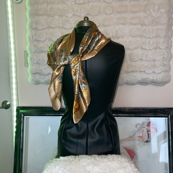Satin classic scarf of tan and gold NWOT classic look for any style - Picture 4 of 8